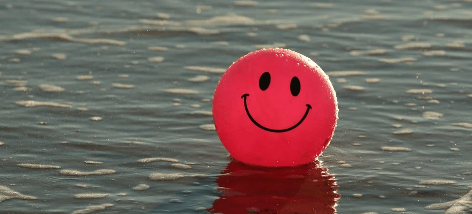 바닷가에 떠있는 웃고 있는 빨강 공