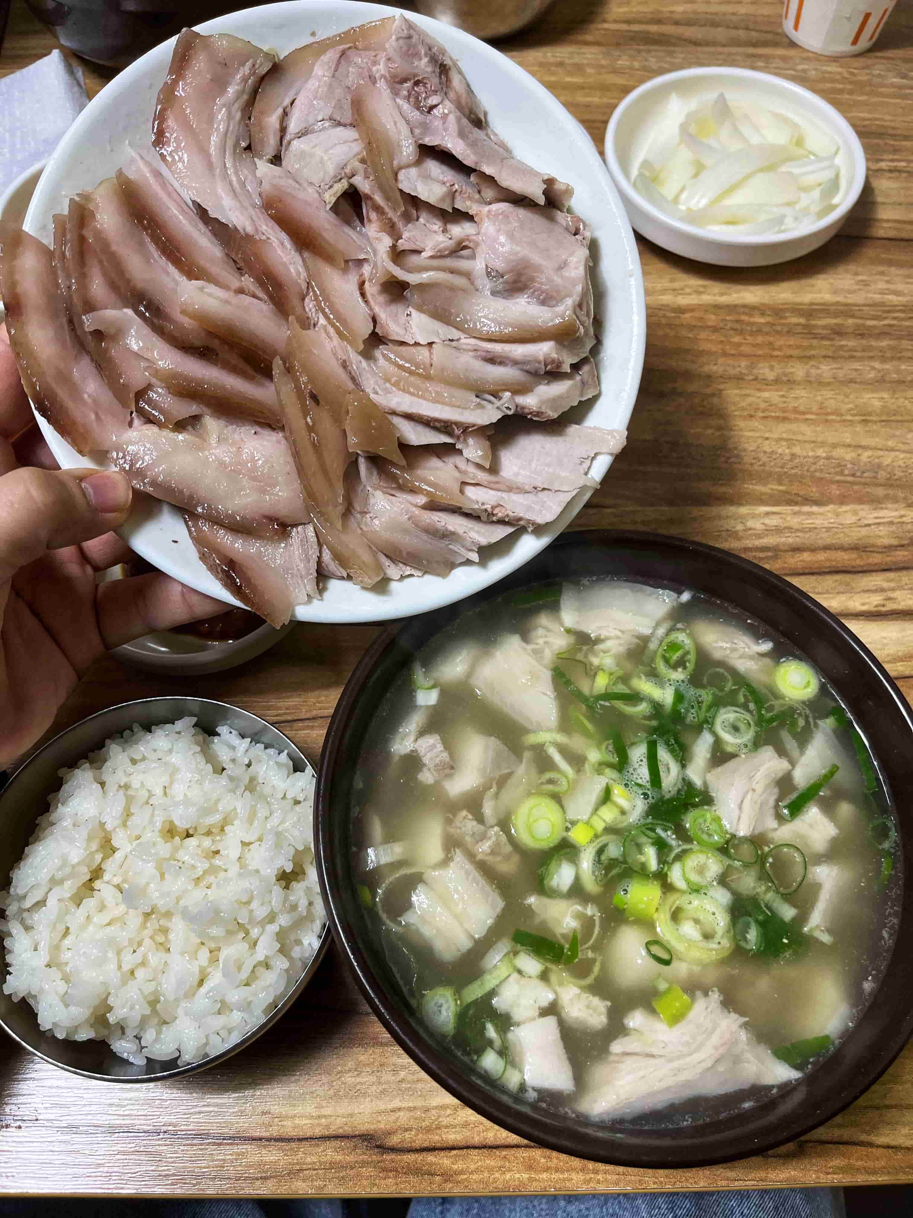 돼지국밥과 수육을 함께 찍은 사진