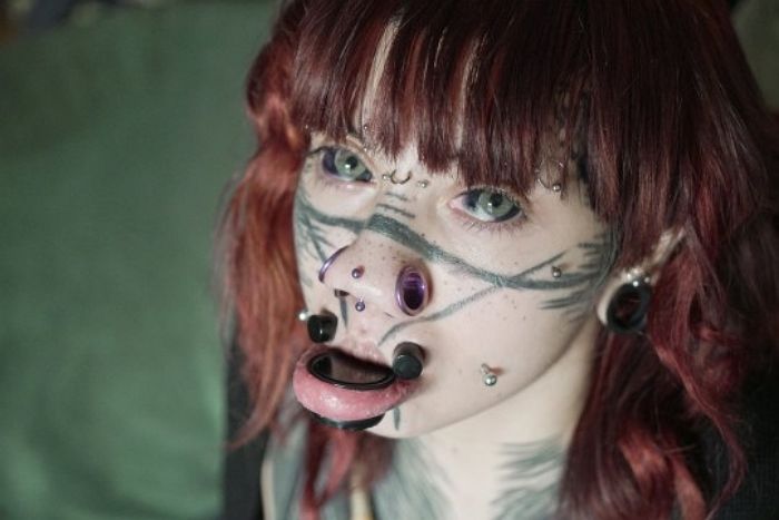 "눈알까지 타투한 '문신 중독자' 자신의 육체를 개조해 괴물로 태어난 사람…