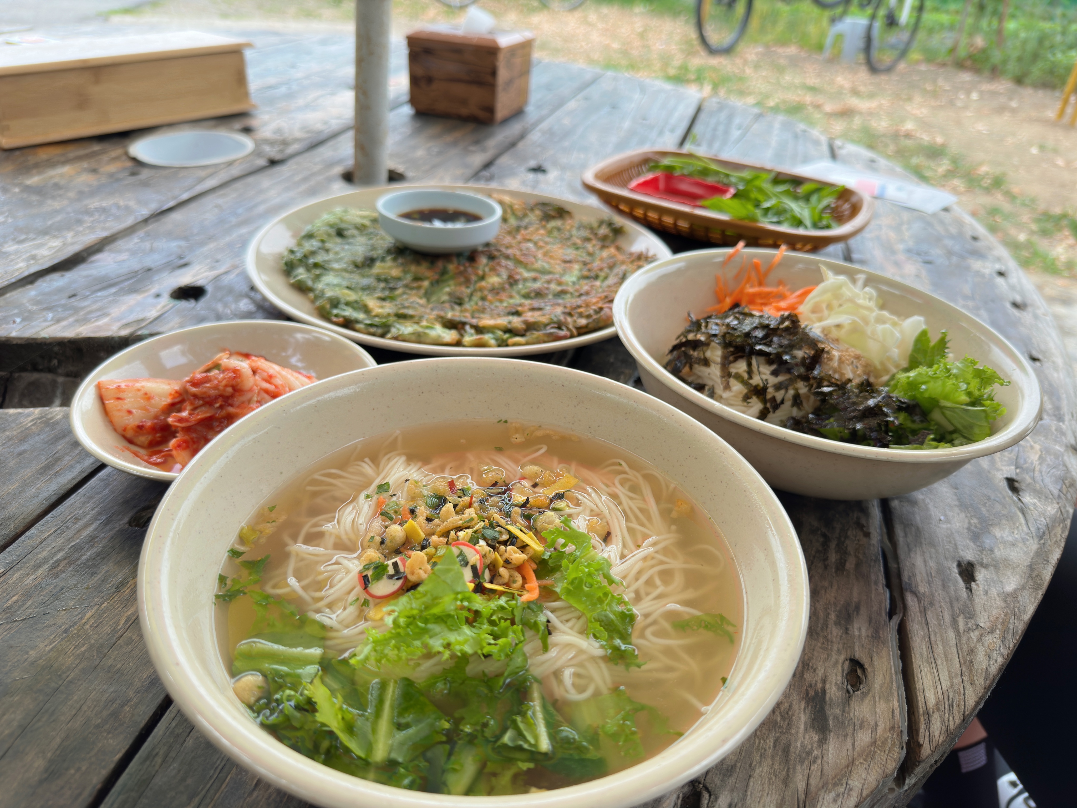 레트로 찐바이브 북한강 남한강 라이딩 필수코스 맛집 '돌미나리집' 양평 팔당 남양주 능내역 서울근교 미나리전 비빔국수 잔치국수 주차정보 애견동반