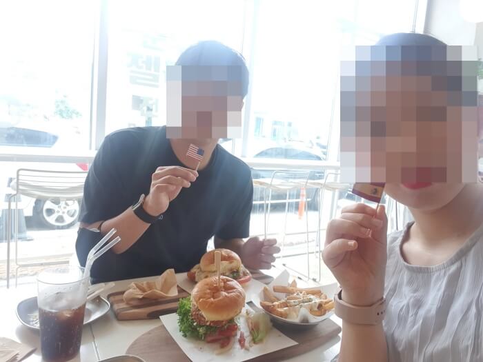 버거월드 국기 들고 찍은 사진