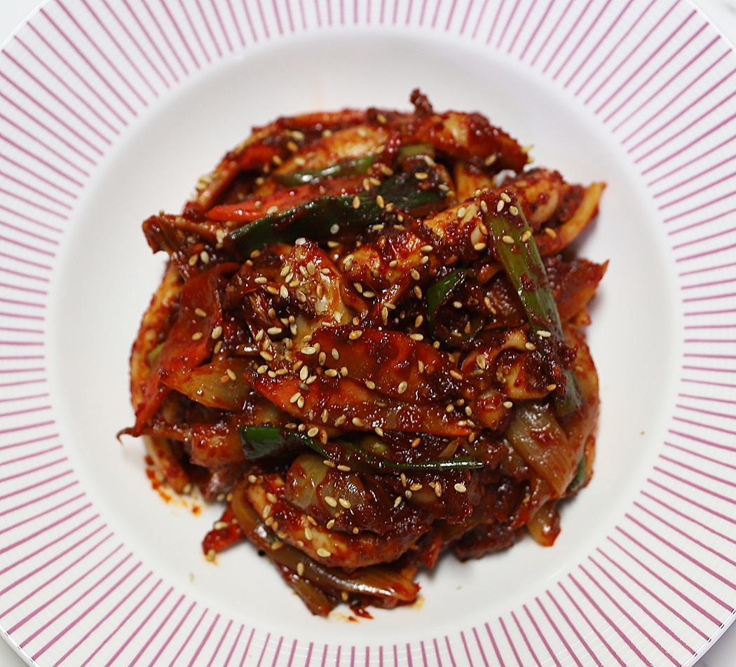 완성-후-접시에-담아낸-물-없는-오징어볶음