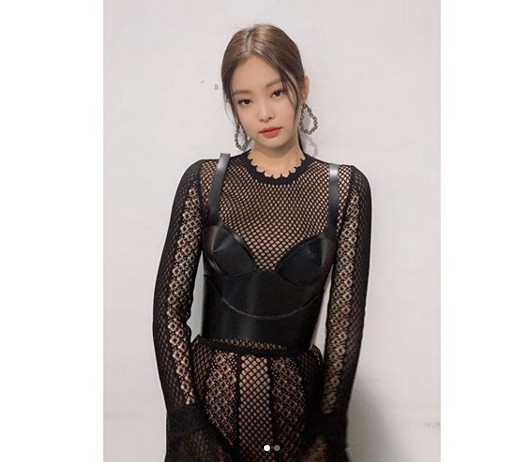  블랙 망사 원피스 입은 블랙핑크 제니
