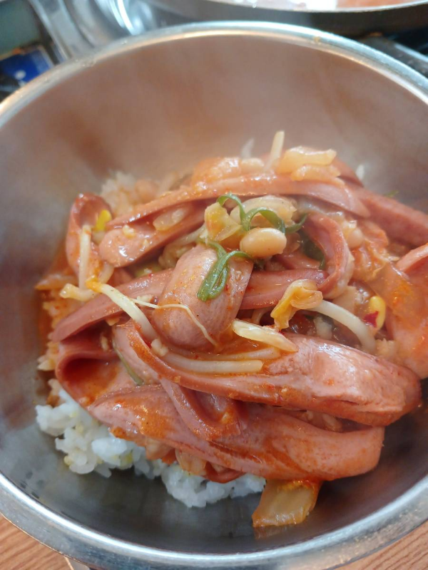 밥 위에 부대찌개 푸짐하게 올리다