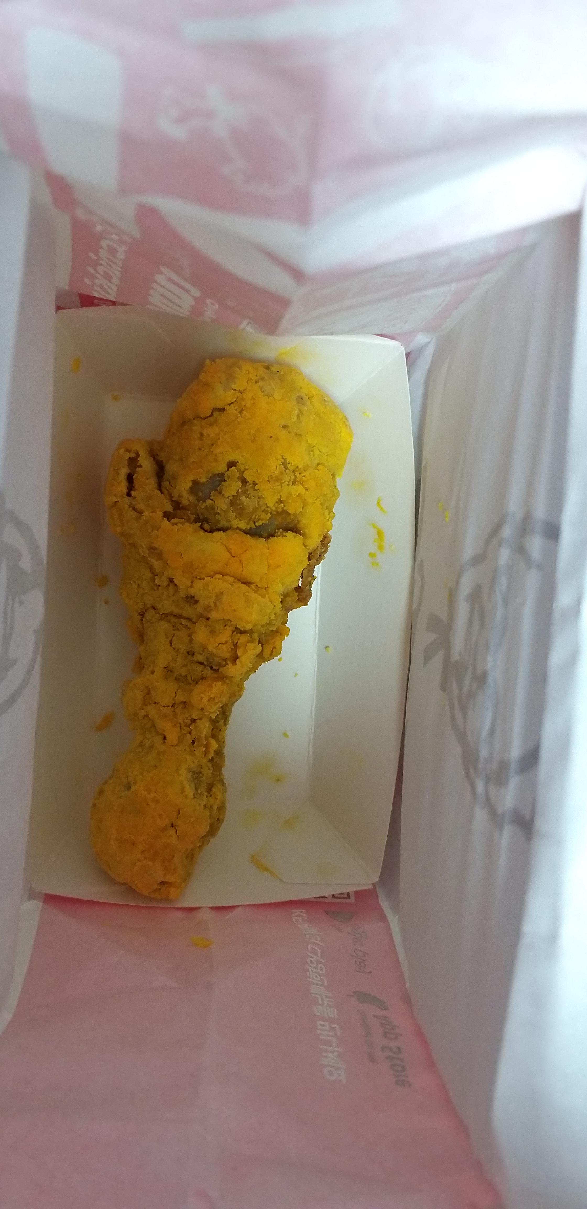  [20201024]다이어트 결심했는데 남편이 닭다리를 선물해줬다_kfc 치르르치킨 다리 한조각