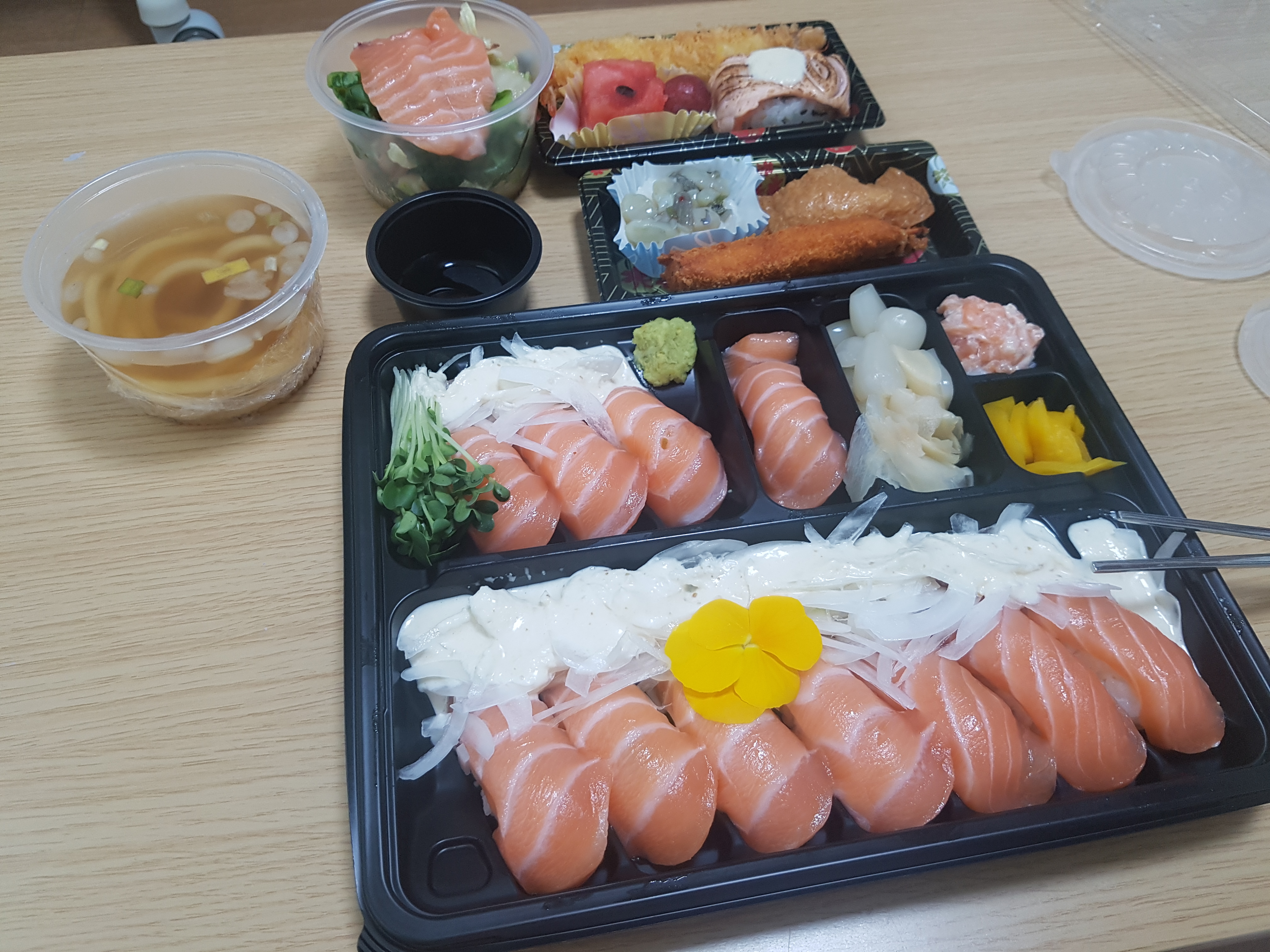  노르웨이연어 봉천점 배민으로 연어초밥 연어롤 왕새우튀김 등 주문해서 집에서 먹었어요