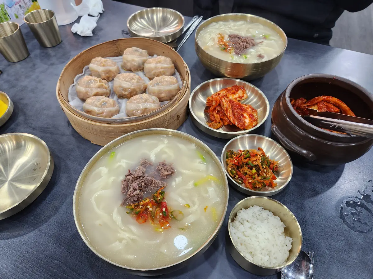 의정부-사골-칼국수-맛집-밀가마-국시집-주문한-메뉴-사골칼국수-손만두-김치-매운-고추-양념-간장-단무지