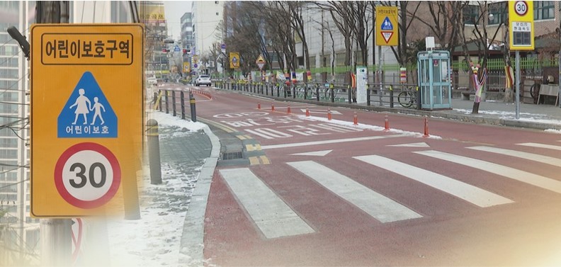  거제 상동초등학교 앞 어린이 보호구역 스쿨존, 신호위반 학원 봉고 승합차, 초등생 민식이법 사고. 50대 여성 뺑소니 혐의.