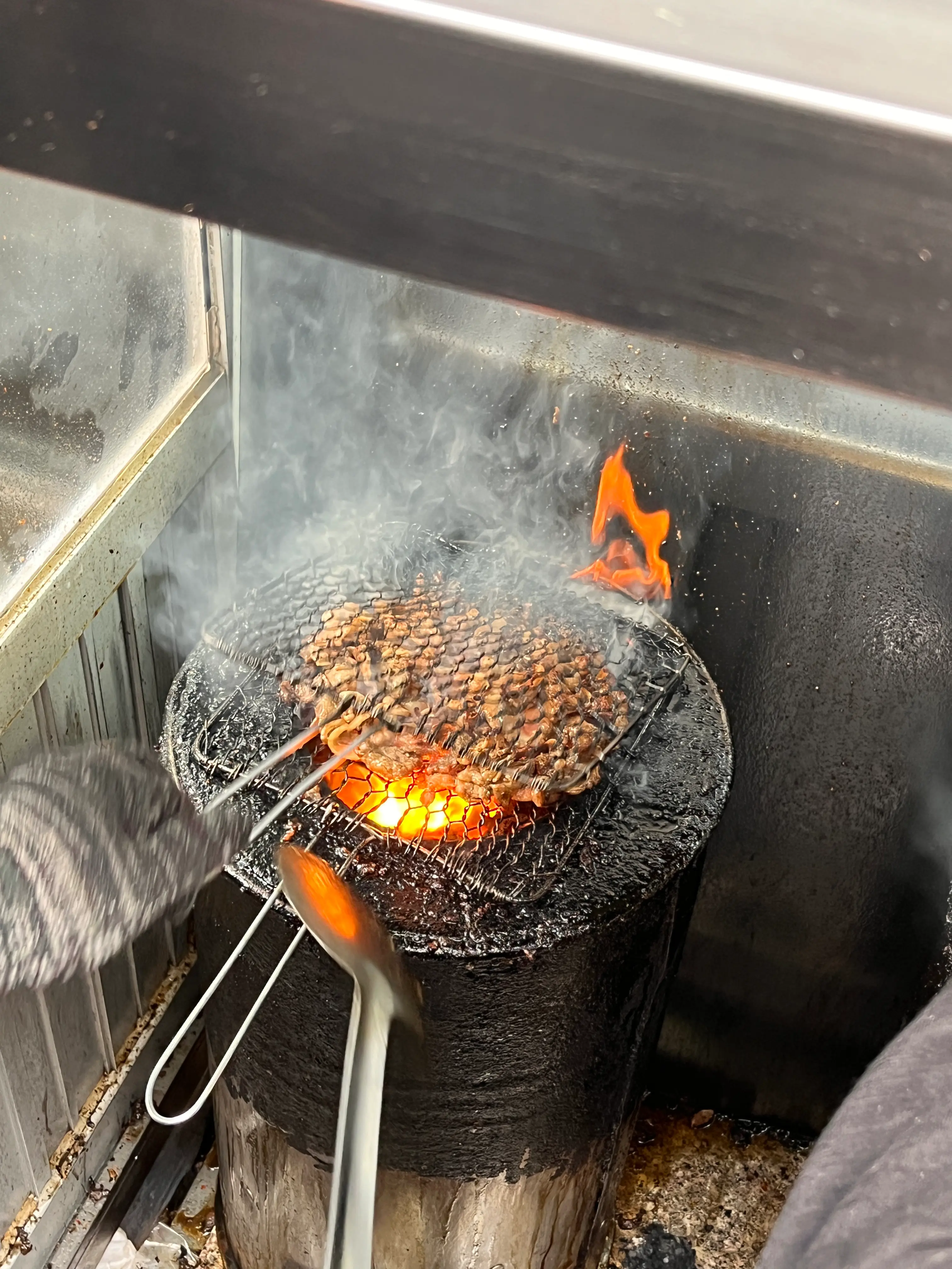 연탄불위에 직접 고기를 굽고 있는 사진