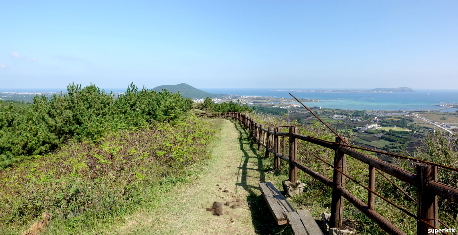 앞쪽 오름은 지미오름(지미봉) 오른쪽 섬은 우도