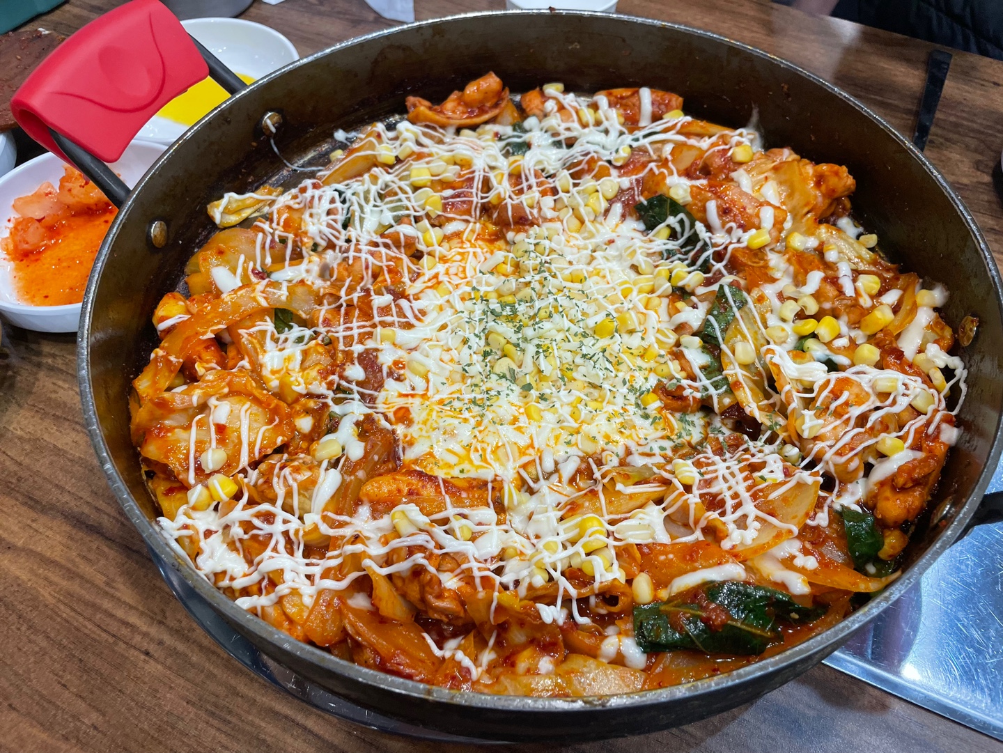 닭갈비 모습이다.