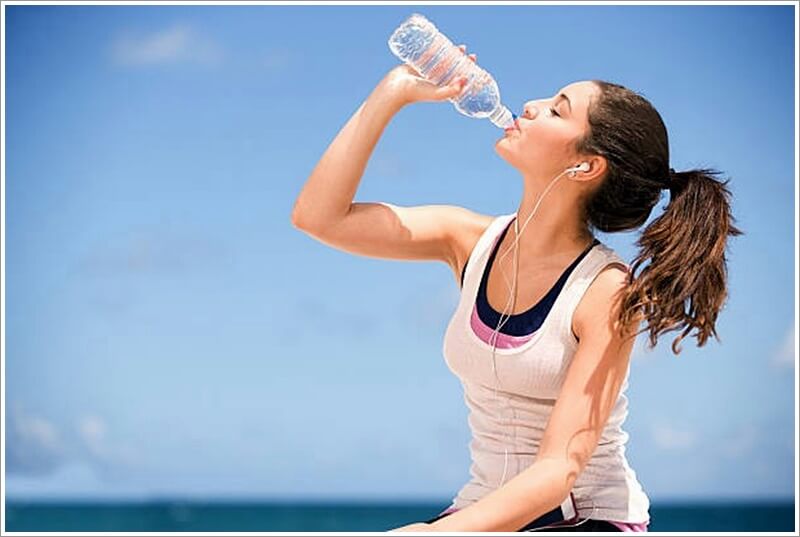 운동 후 물을 마시는 여성