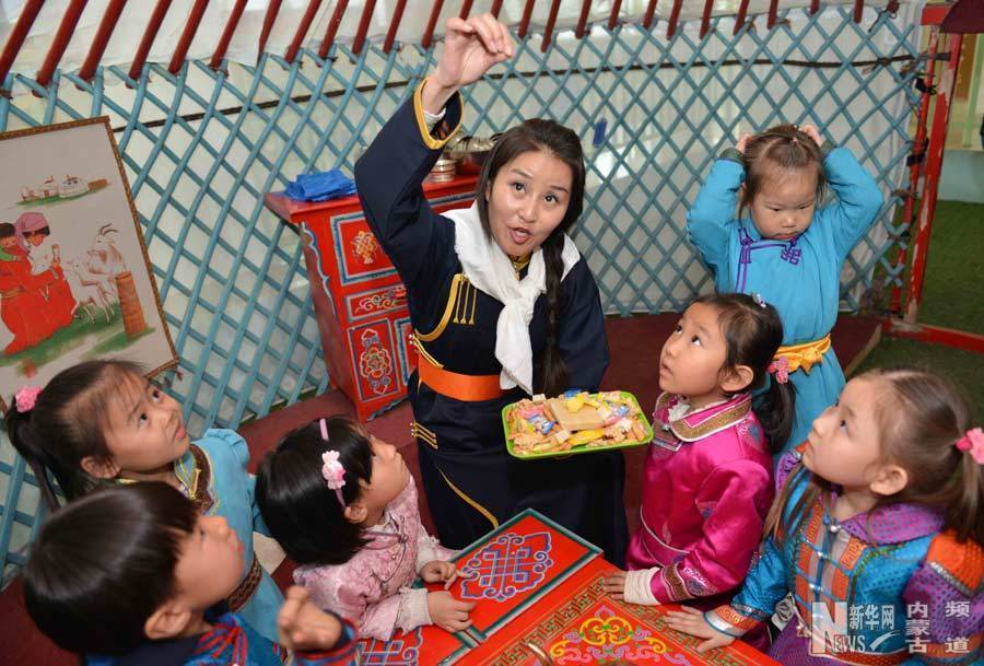 몽골 전통 교육을 받는 어린이