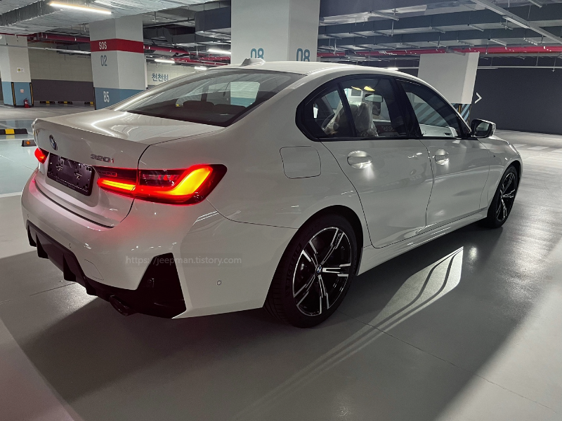 bmw 3시리즈 측후면 디자인