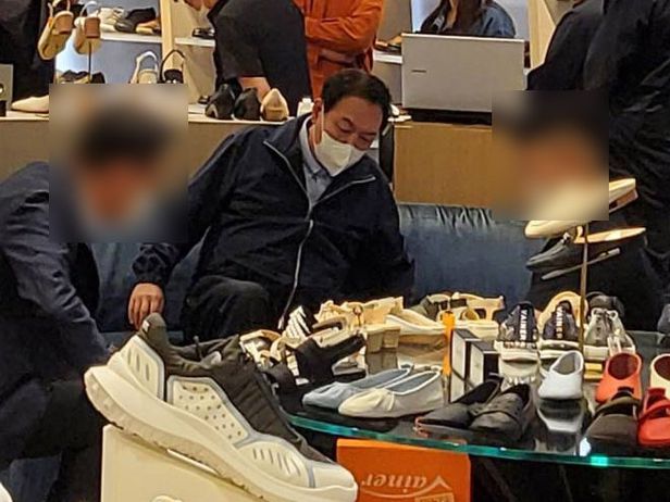  대통령의 ‘일상’과 ‘쇼’ 사이 윤석열 대통령 부부가 취임 닷새째인 주말 강남구 신세계 백화점 한 매장 시민들이 스마트폰으로 촬영해 언론사들에 제공 평범한 일상을 계속 보여줄지 관심