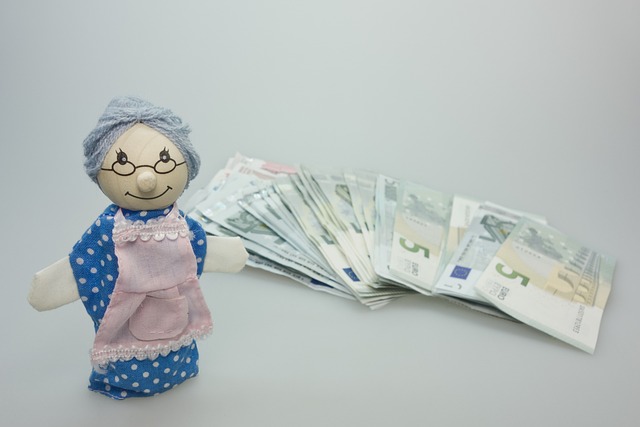 할머니 인형과 지폐 이미지