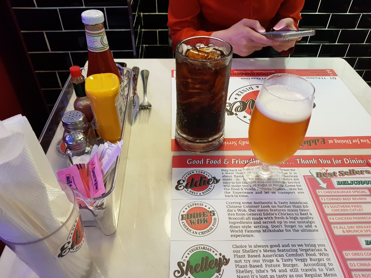 호치민 1군 아메리칸 레스토랑 Eddie&#39;s New York Deli & D1ner - 코카콜라 & 맥주 한 잔