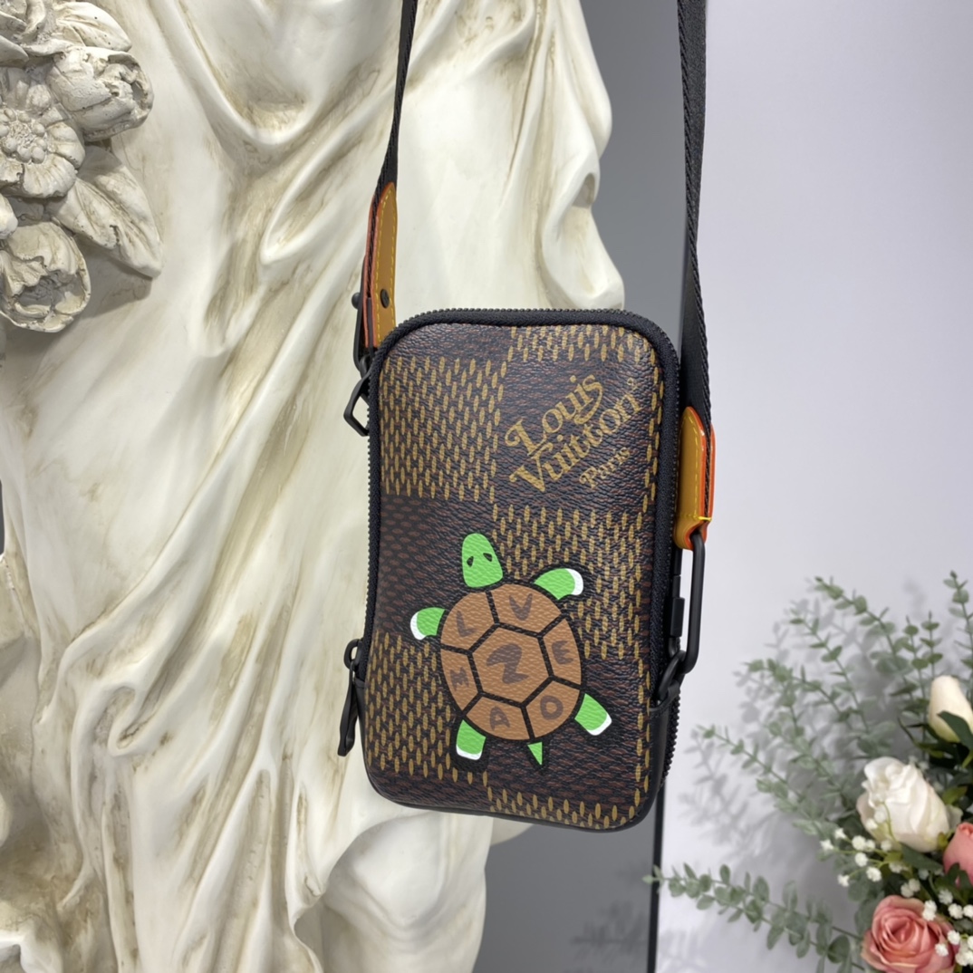  [LOUIS VUITTON x NIGO] 루이비통 X 니고 더블 폰 파우치백 N40377