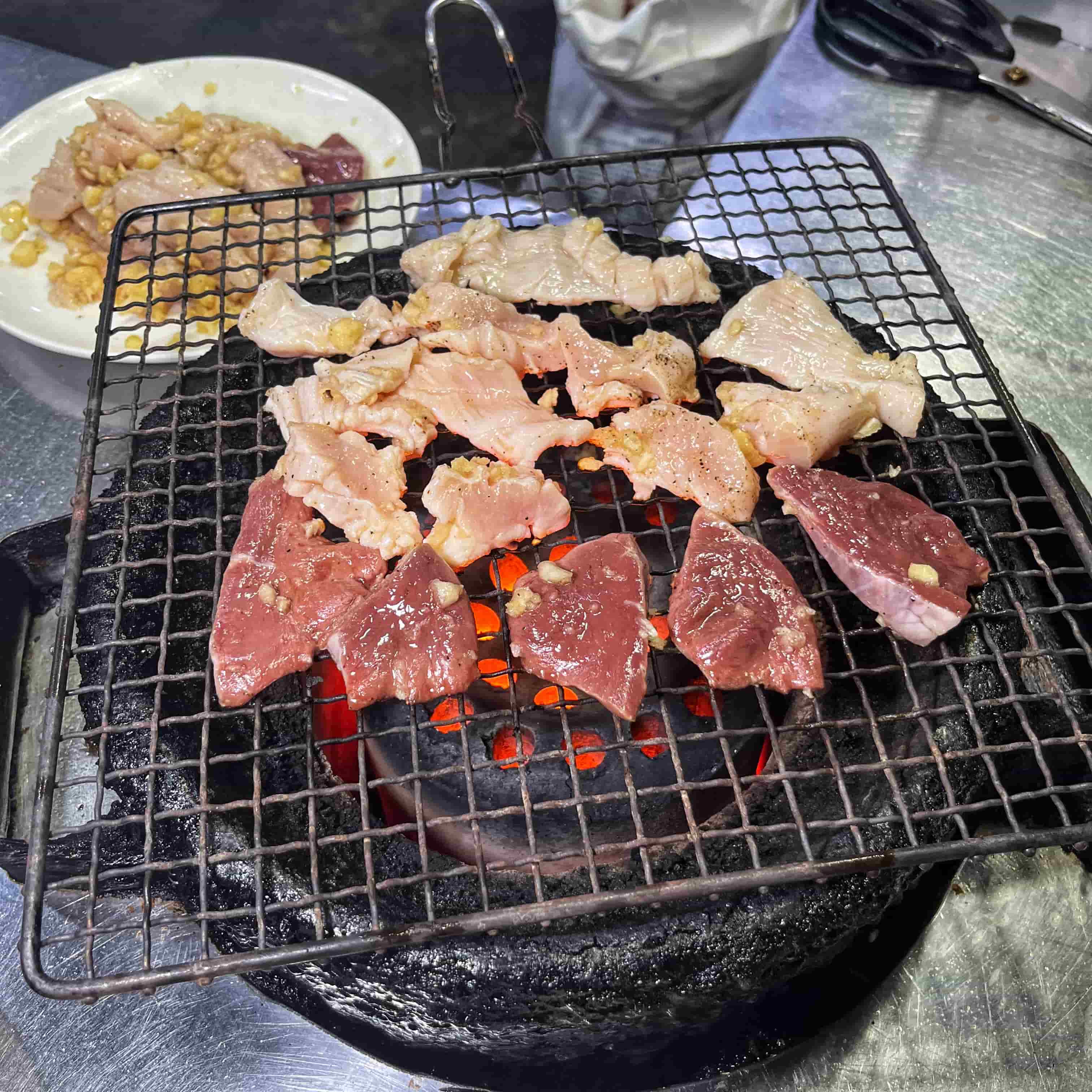 양과 염통을 굽는 사진