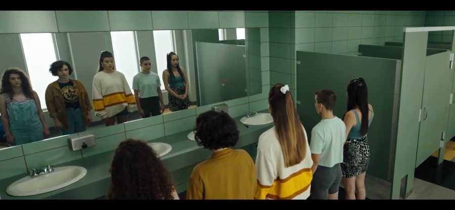 여학생 5명이 화장실 거울 앞에서 캔디맨을 외치는 모습