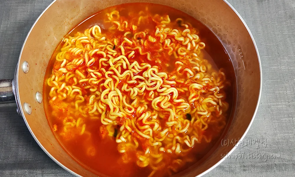 콩나물김치라면 조리 완성