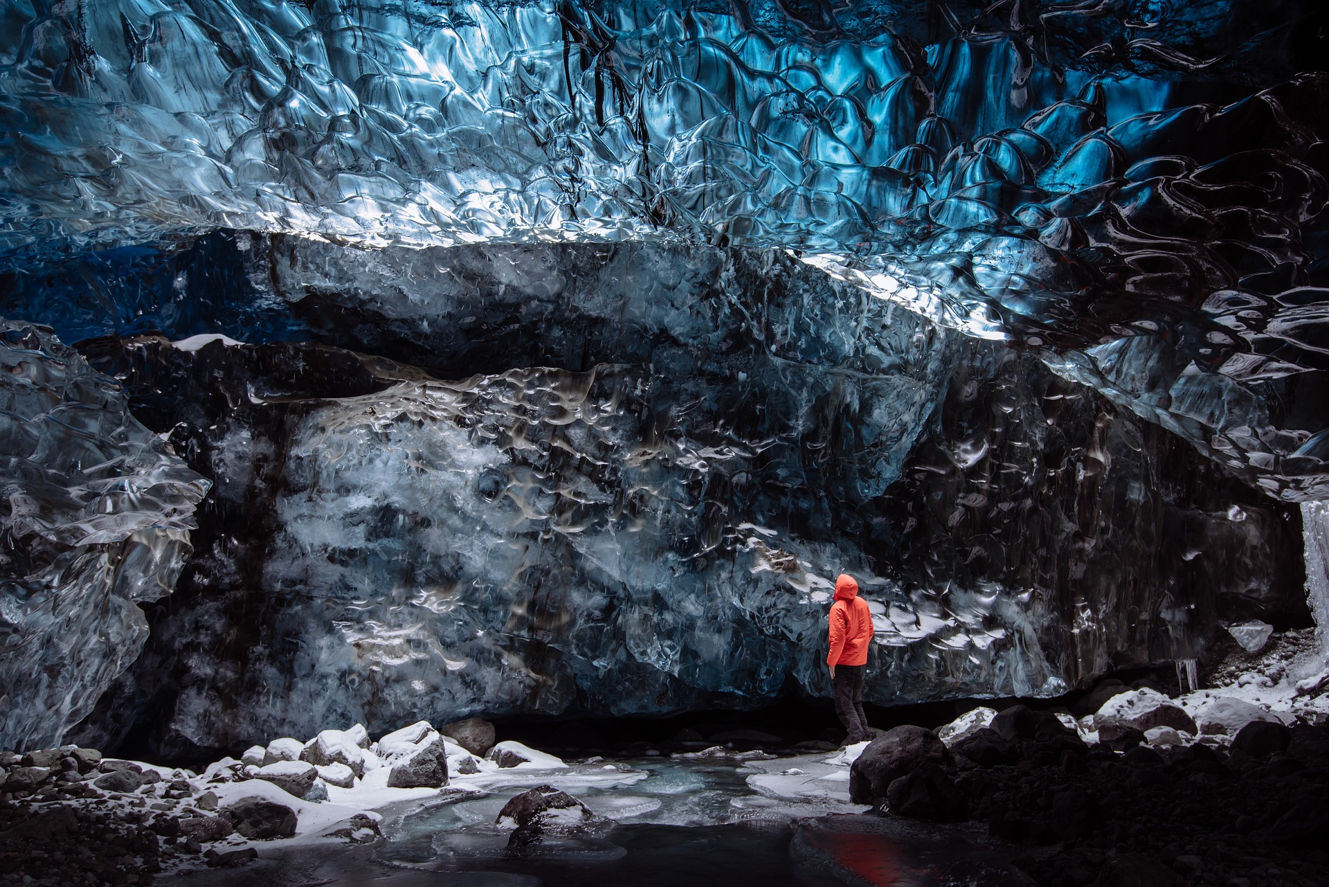 얼음동굴의 신비한 광경을 바라보는 한 관광객