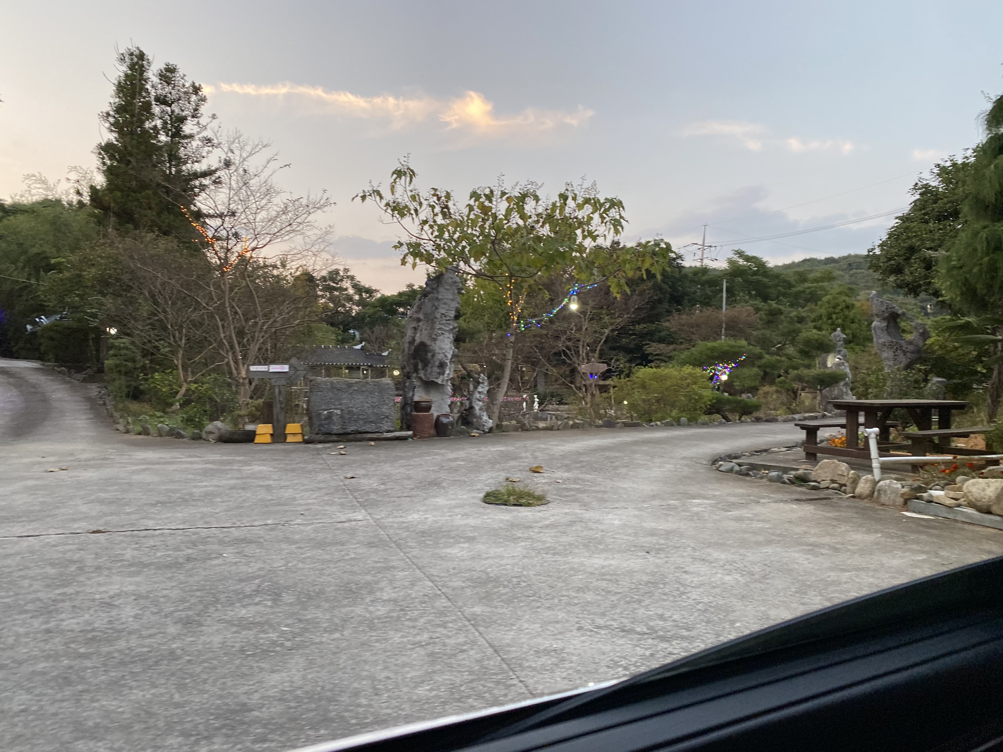  특색있는 경치와 산장