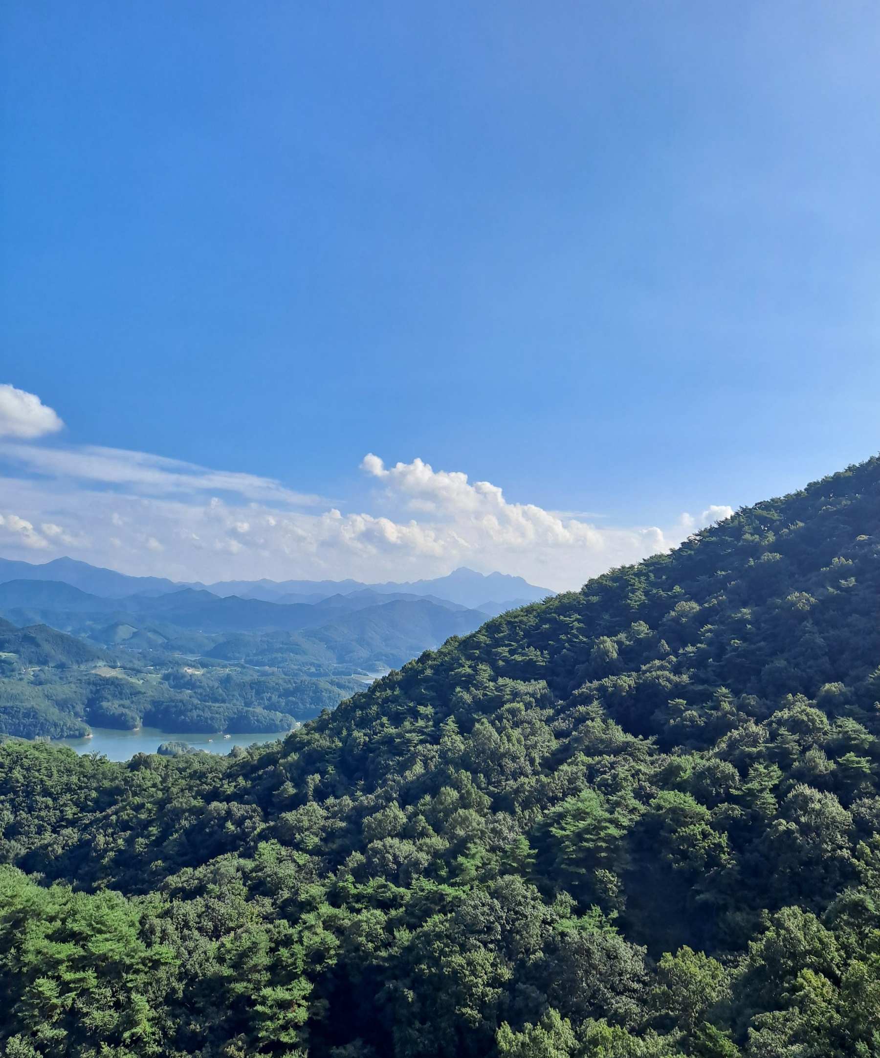 청풍호반 산과 하늘과 호수