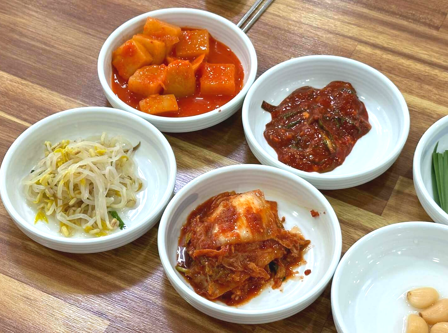 숙주무침&#44; 깍두기&#44; 겉절이&#44; 배추김치&#44; 생부추&#44; 마늘장아찌