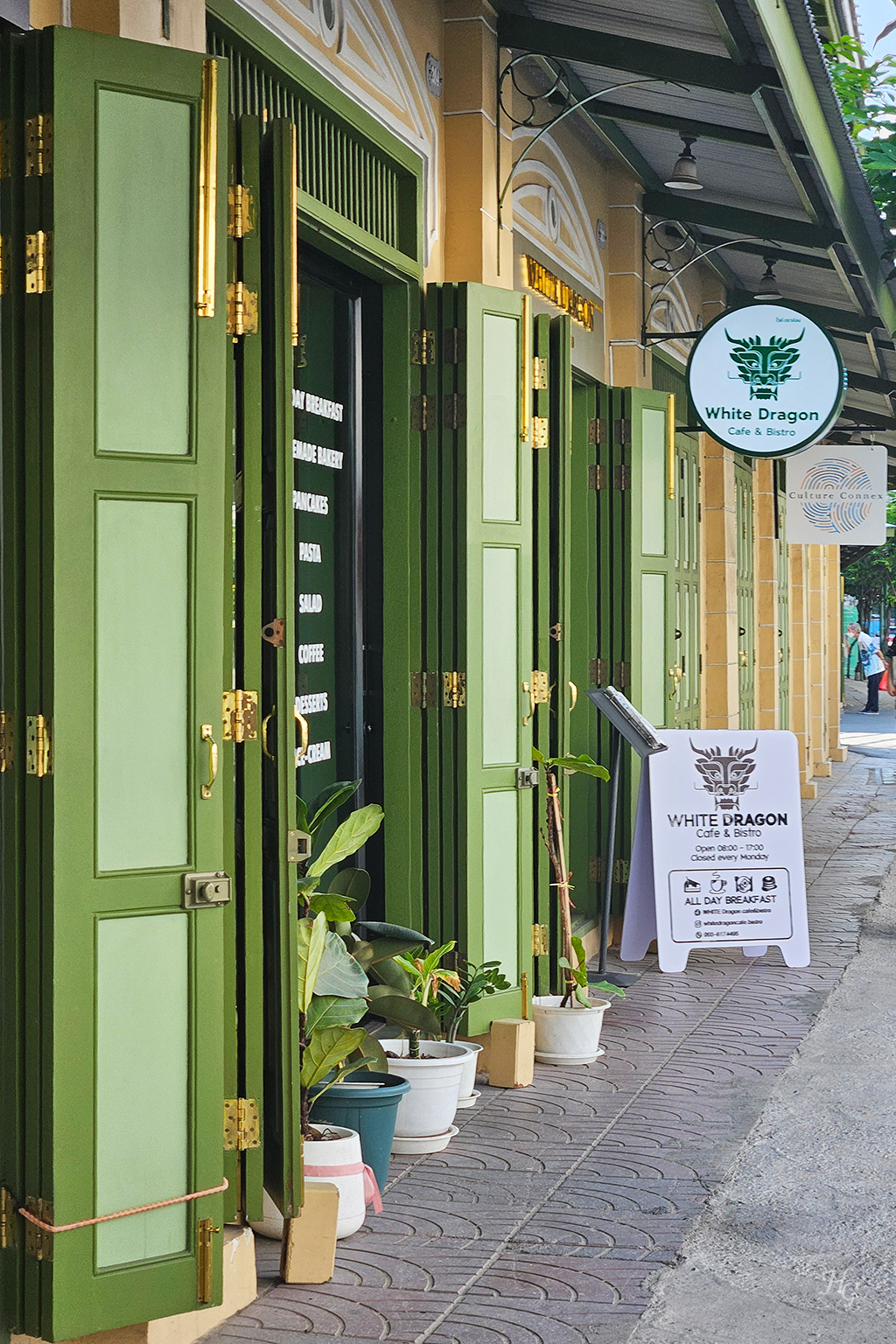 초록색 대문의 white dragon cafe &amp; bistro