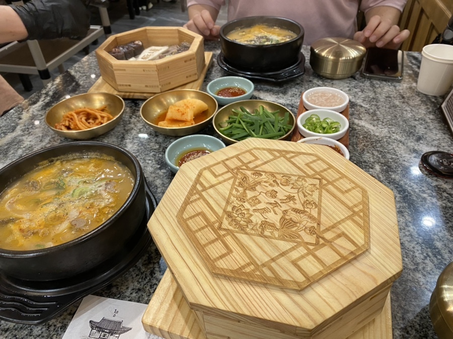 사당역 청와옥 - 순대국 깍둑이 부추 새우젓 고추 무생채 순대모둠