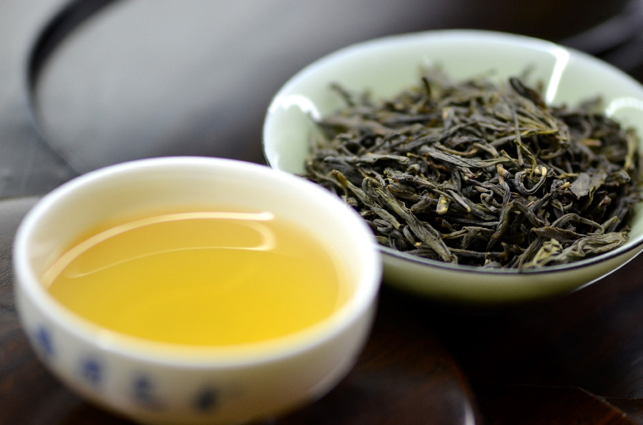 yellow-tea-2443920_900 야생에서 채취를 한 녹차잎을 깨끗하게 세척한 후에 바싹 말린 녹차를 동그란 유리 그릇에 가득 담아두고 그 옆에 동그란 찻잔에 녹차를 가득 담아두고 찍은 사진