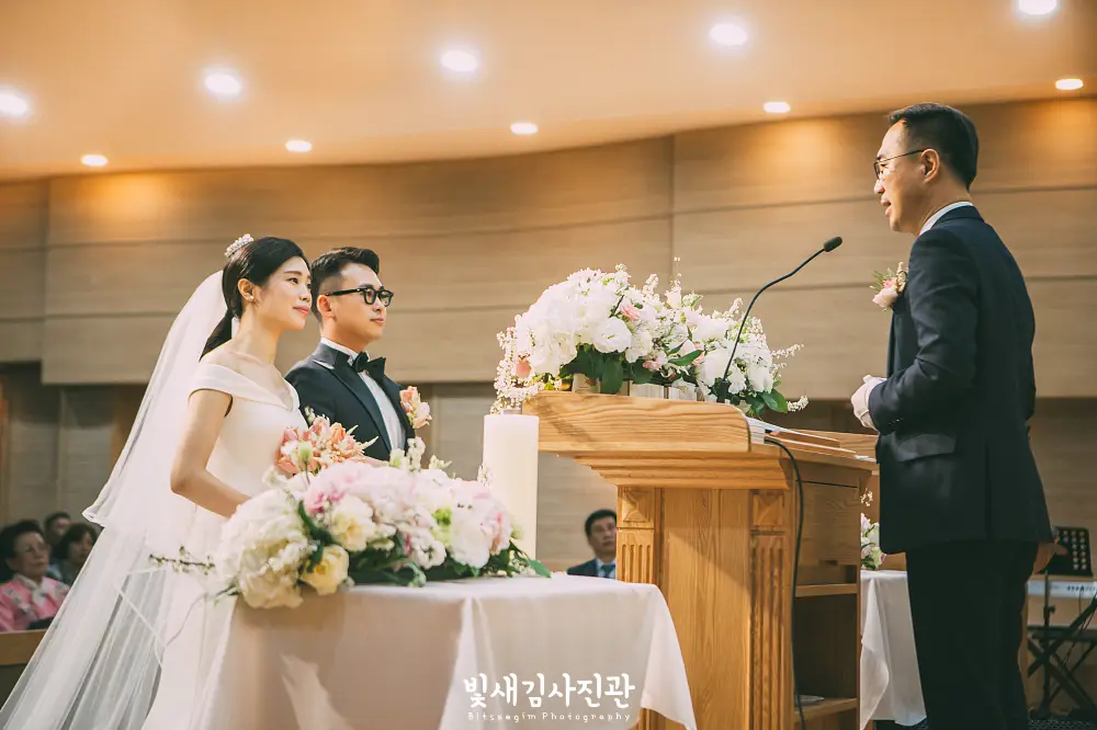 교회결혼식-본식스냅-사랑성경구절-17.webp