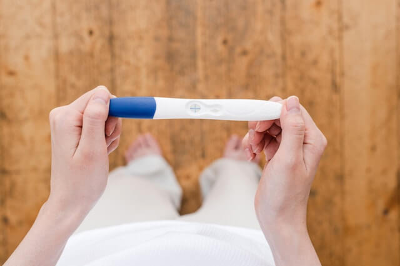임신테스트기를 확인하는 여성
