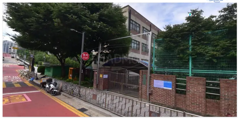 래미안위브-배정초등학교-담벼락-나무-신호등-도로