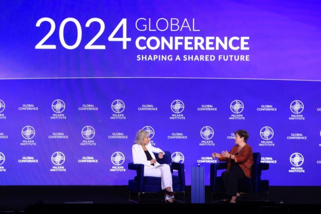 6일(현지시간) 미국 로스엔젤레스(LA)에서 열린 밀켄 컨퍼런스 2024 글로벌 컨퍼런스 세션에서 크리스티나 게오르기에바(오른쪽) 국제통화기금(IMF) 총재가 대담하고 있다.