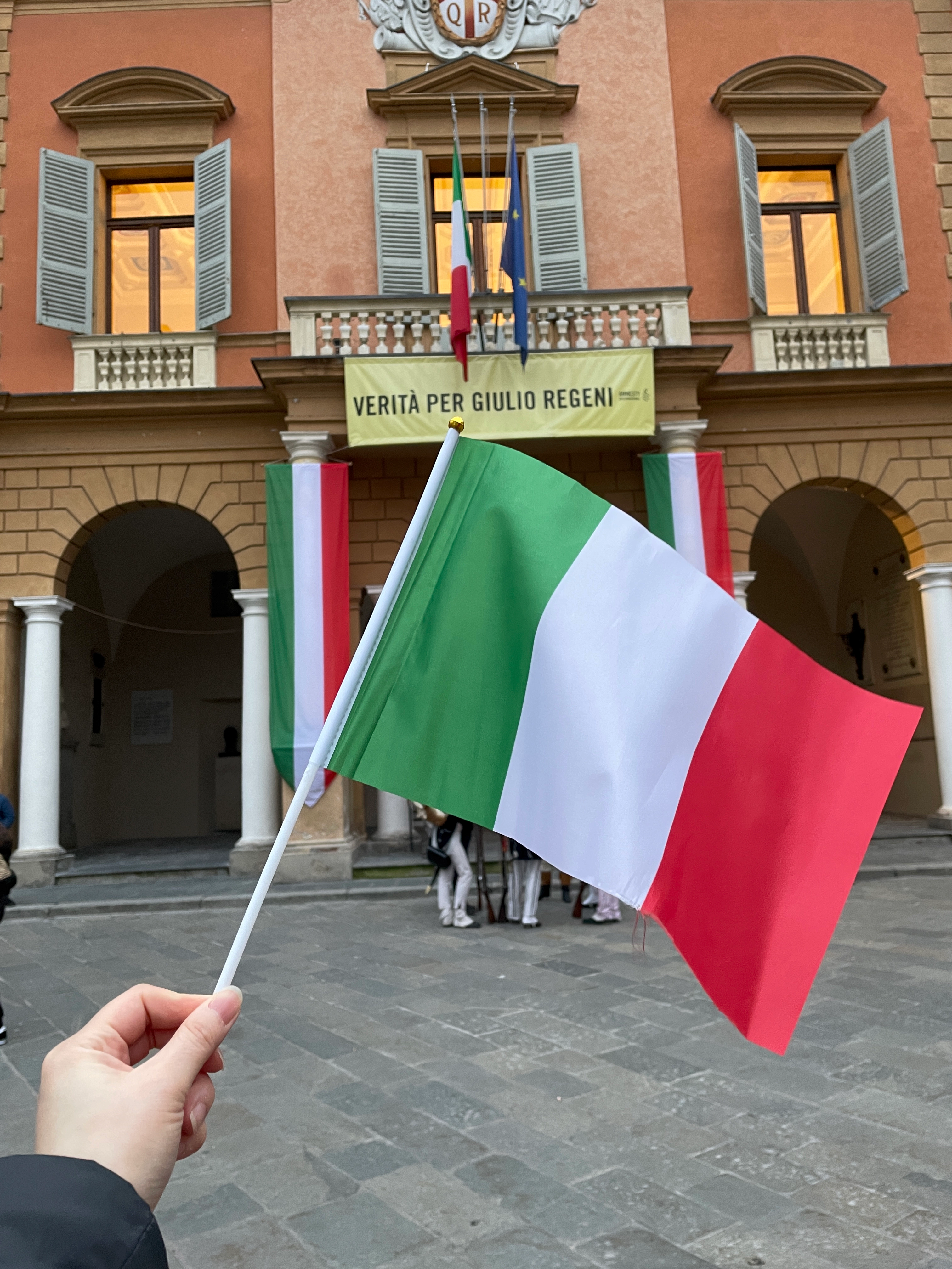 Sala del Tricolore 앞에서 이탈리아 깃발을 사진을 찍었다.