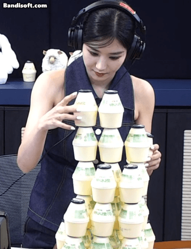 부실 공사한 권은비 ....바나나맛우유탑