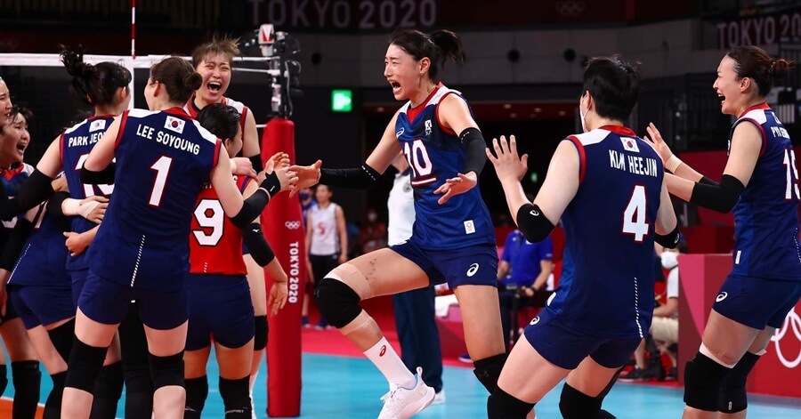 도쿄올림픽-여자배구-한일전-승리후-기쁨의-함성을-지르고-있는-한국-선수들