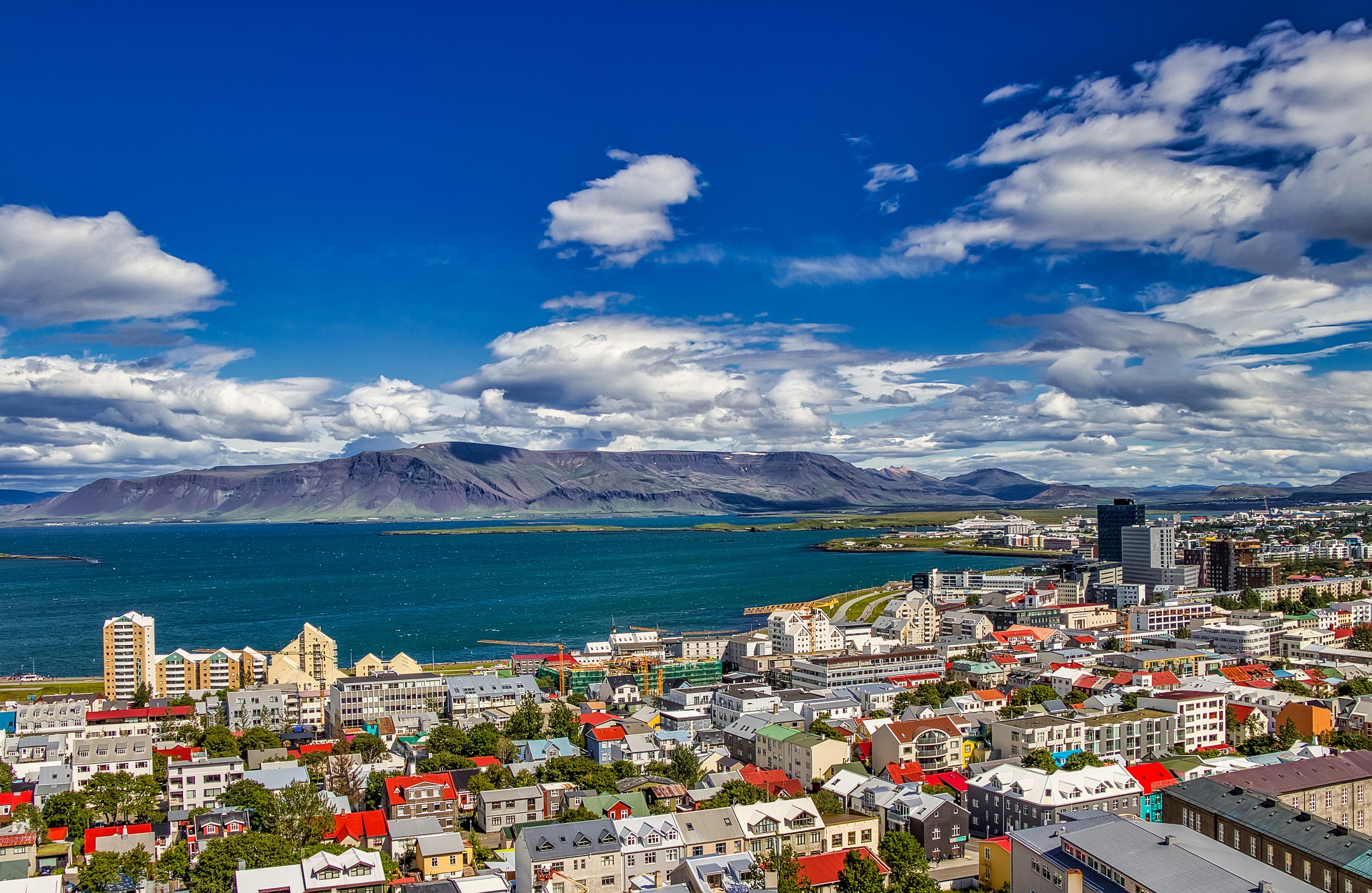 아이슬란드 수도 레이캬비크의 알록달록한 마을 건물들과 푸른 바다