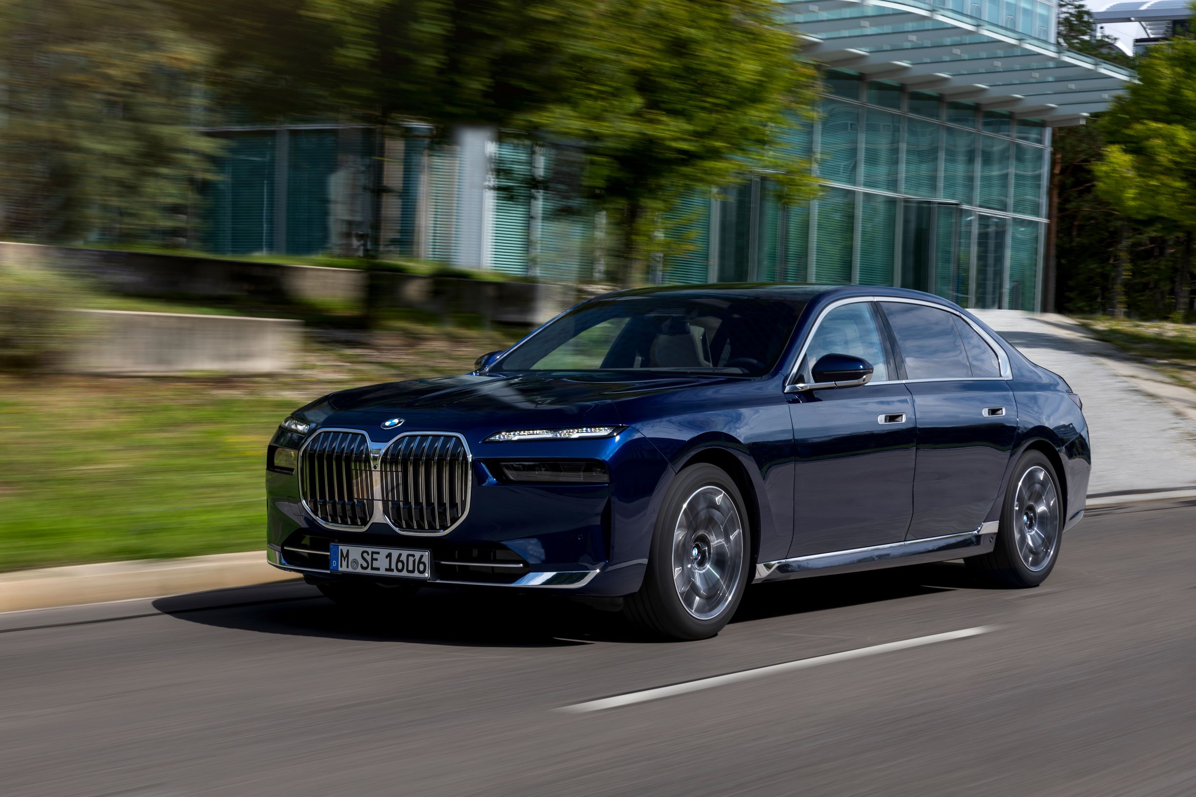 한국시장에 공식 출시한 BMW 뉴 740d xDrive의 주행 모습