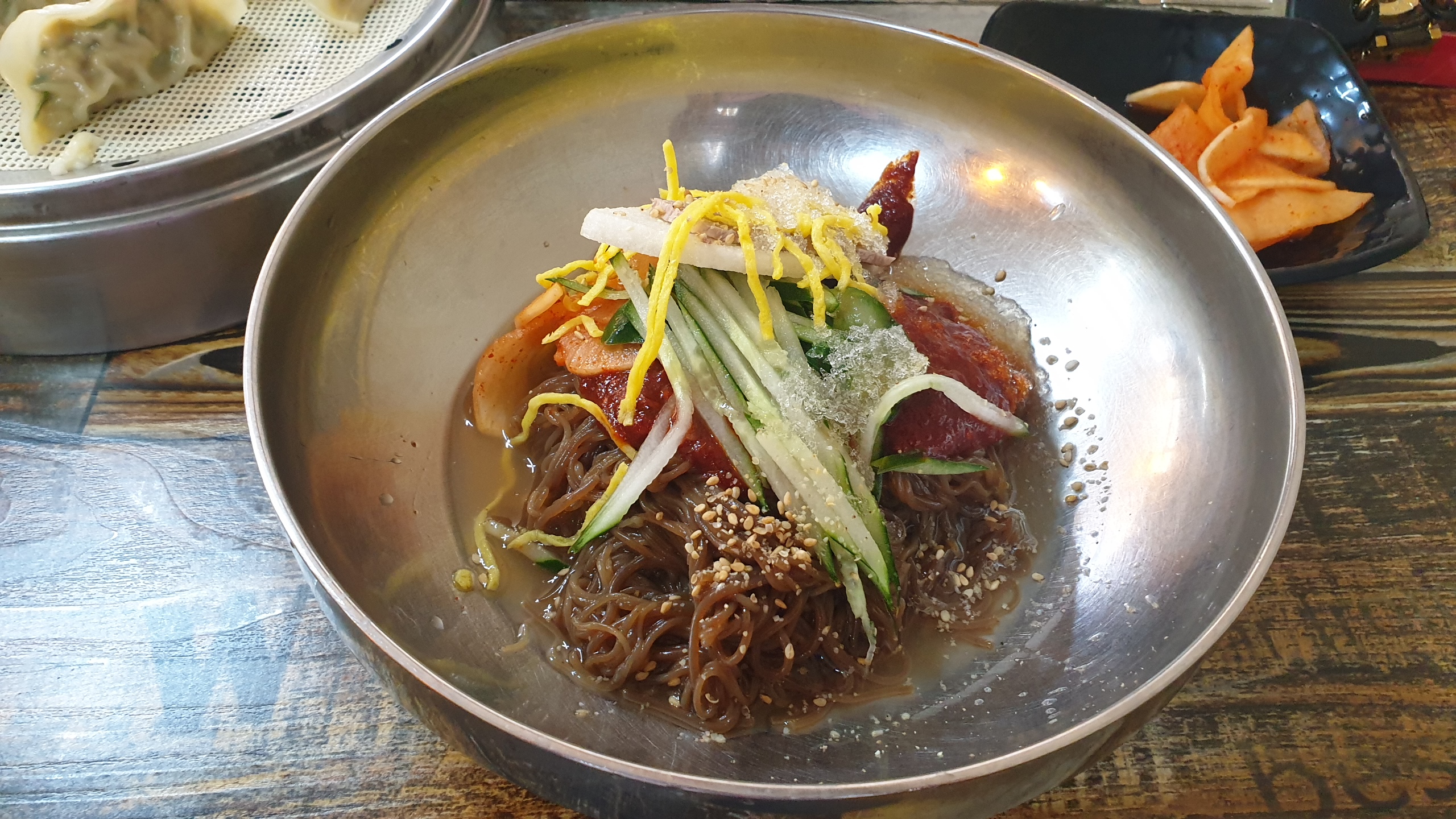  만두가 서비스로 나오는 노포 냉면집, 원산냉면