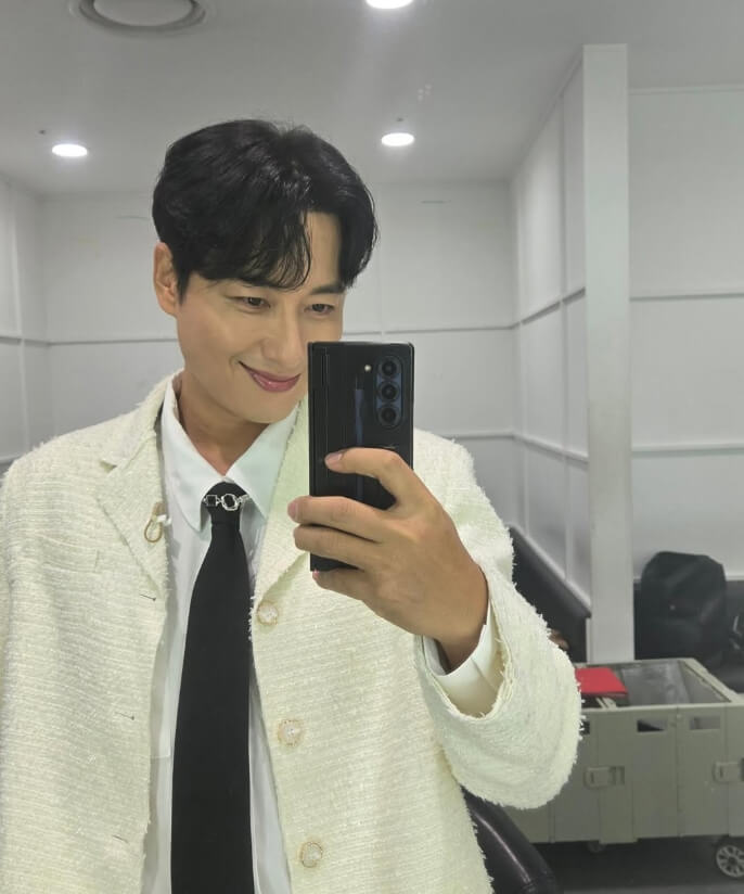 핸드폰을들고있는-남성의모습