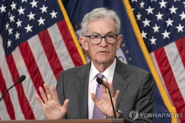 9월 금리인하 가능성 시사하는 파월 (워싱턴 AP=연합뉴스) 제롬 파월 미국 연방준비제도(Fed·연준) 의장이 지난달 31일(현지시간) 워싱턴 DC에서 연방공개시장위원회(FOMC) 정례회의 후 기자회견을 하고 있다. 이날 파월 의장은 금리 인하 시점이 가까워지고 있다며 9월 금리인하 가능성을 언급했다.