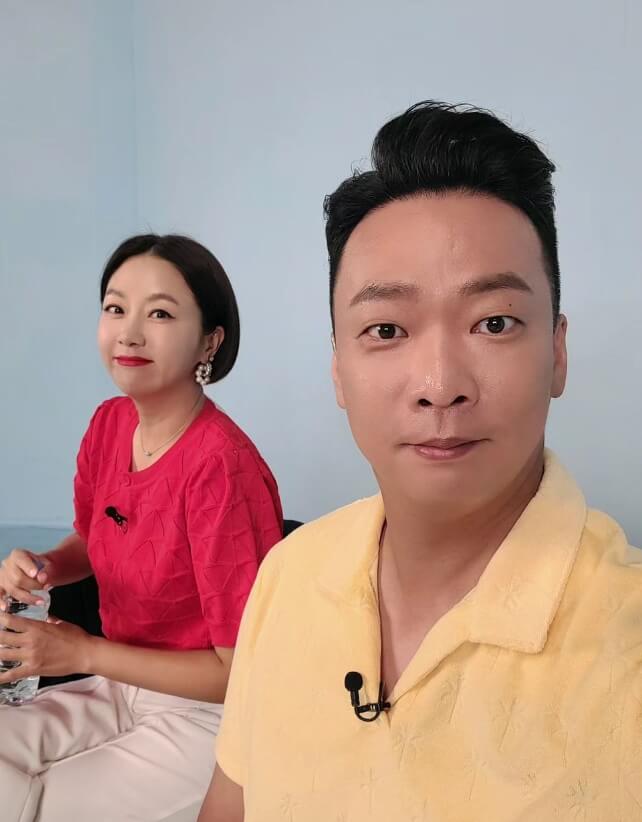단발머리여성과-남성의모습