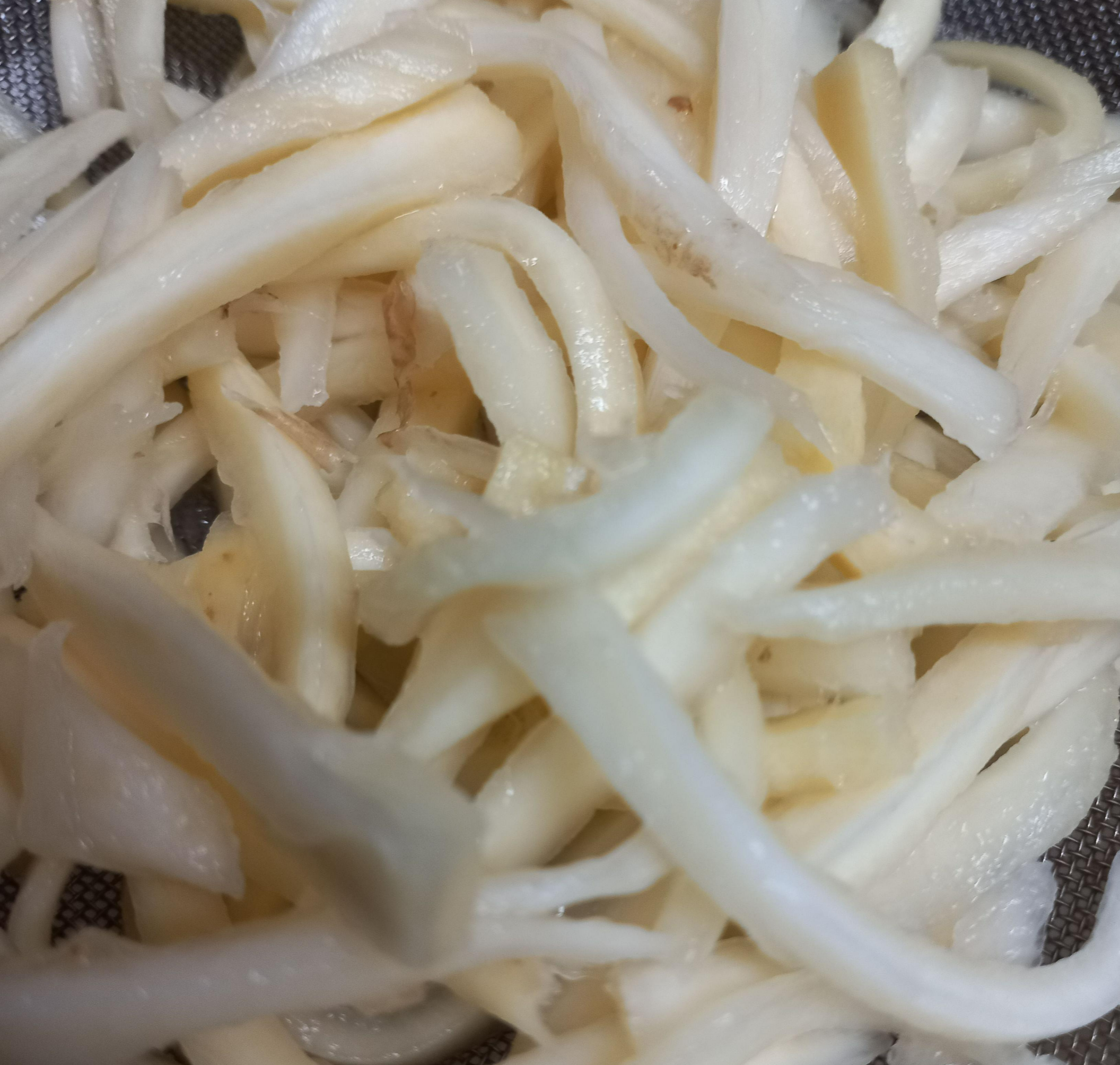 소금으로 쓴맛을 빼고 채에 받쳐 물기를 빼는 사진