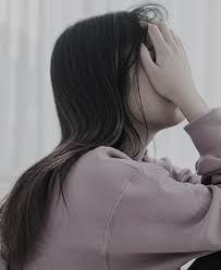 고민하는 여자 사진입니다.