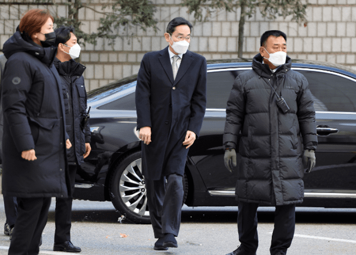 계란을 던진 사람을 보는 이재용 회장