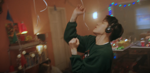 가사 해석 아무 노래 MV 4
