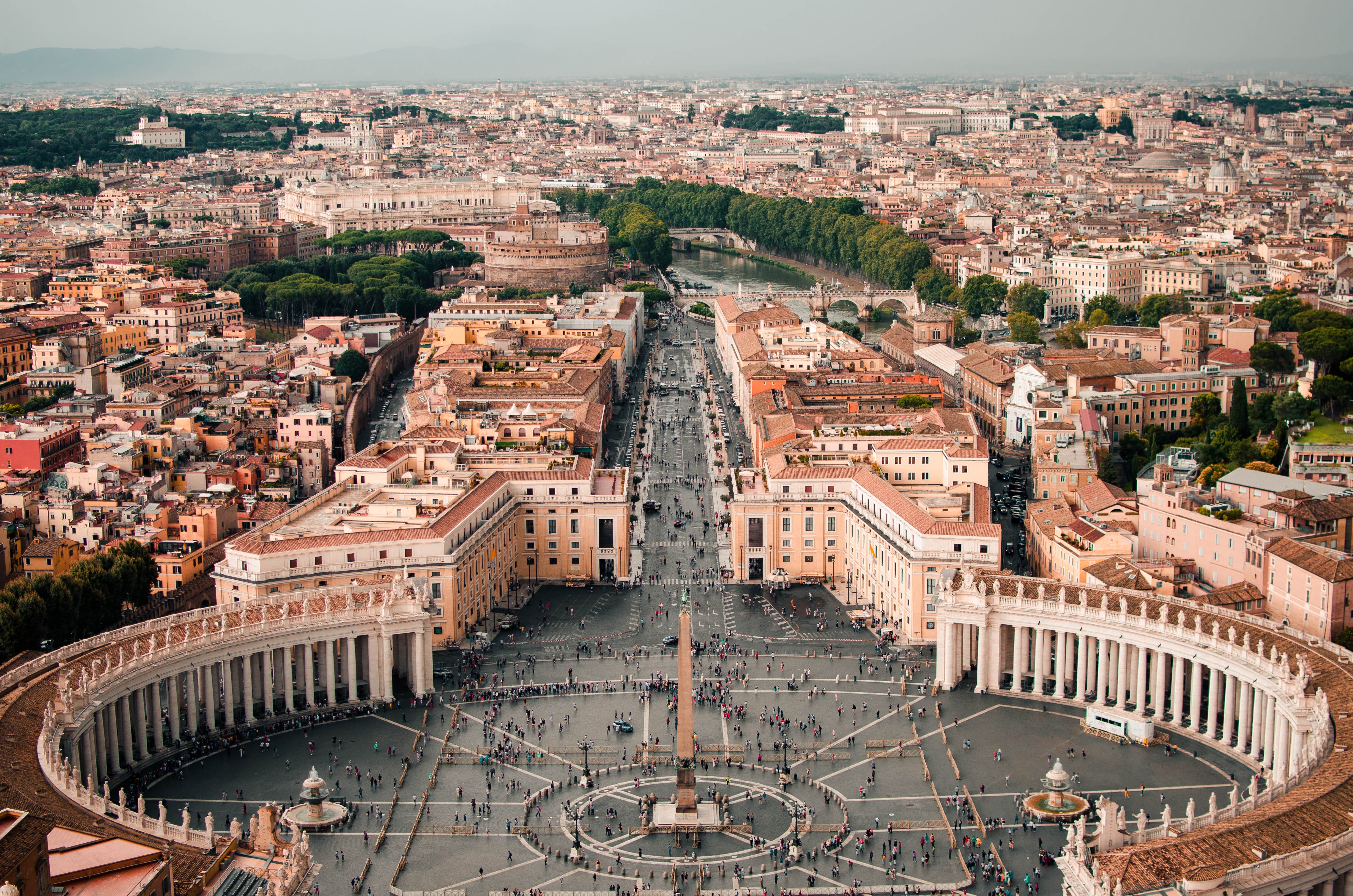 바티칸 왕국이 가운데에 있고 주변 도시가 보이는 모습